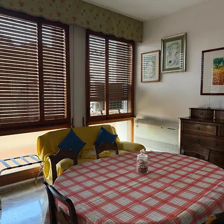 99 Tourist House Lame 112