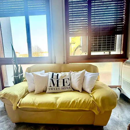 99 Tourist House Lame 112