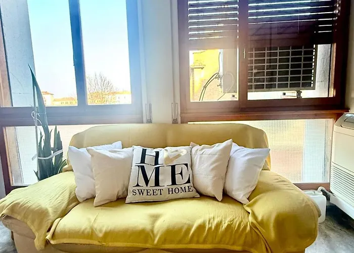 99 Tourist House Lame 112