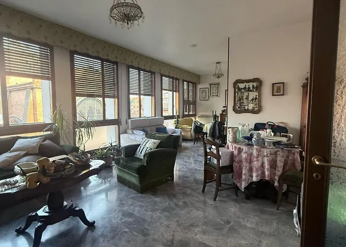 99 Tourist House Lame 112