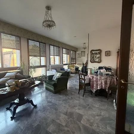 99 Tourist House Lame 112